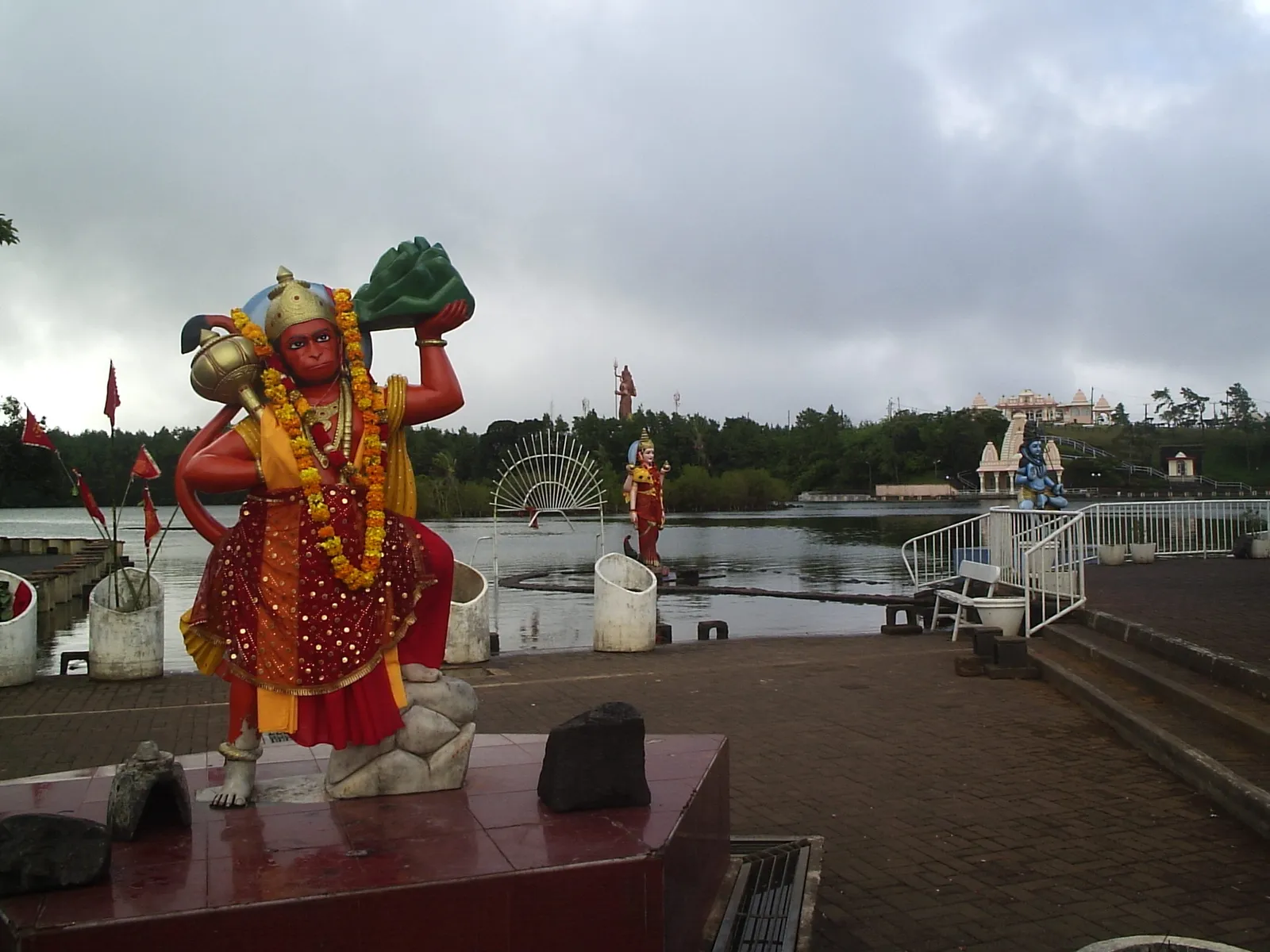 Hindu temple complex and statues beside a lake in the Mauritian highlands